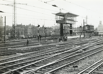 502532 Gezicht op het emplacement aan de noordzijde van het N.S.-station Utrecht C.S. te Utrecht, met het in aanbouw ...